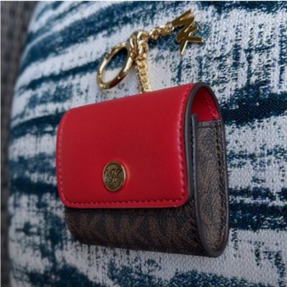 Michael Kors Jet Set Travel AirPod Case - Picture 3 of 16